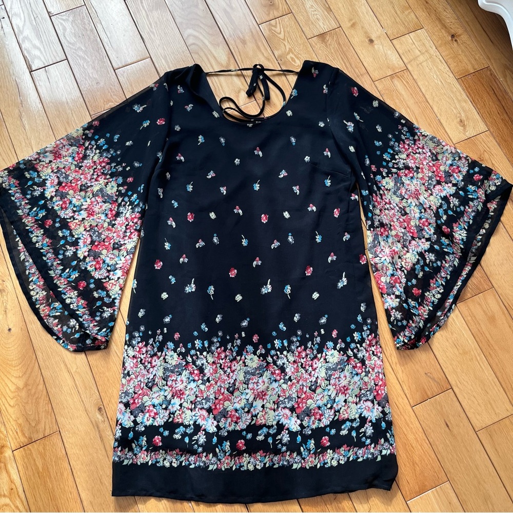 Chic Black and Pink 3/4 Bell Sleeve Tunic